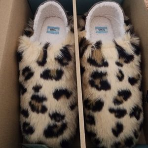 Faux fur Toms leopard slippers